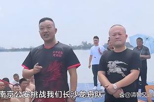 看着好危险啊！广州与大连球迷看台爆发冲突